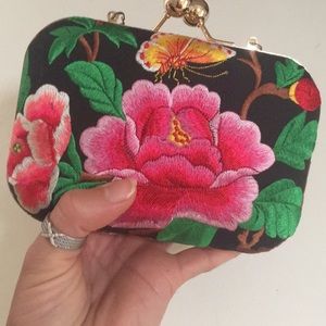 Shoulder embroidered clutch bag